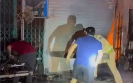 CSGT phá cửa, cứu sống 11 người mắc kẹt trong vụ cháy nhà ở Nghệ An