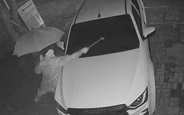 VIDEO: Ô tô đậu trước nhà dân bị người lạ che kín mặt đập phá