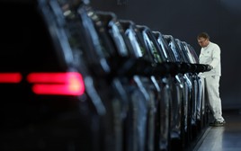 Mỹ quay lưng với xe điện, doanh số Volkswagen ‘rơi tự do 20%’ vì đặt cược sai, trong khi Toyota thăng hoa với xe Hybrid