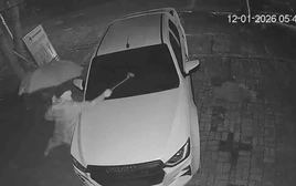 Clip: Người lạ mặc áo mưa, che ô kín mặt đập phá ô tô