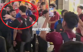 Vào tứ kết nhờ Saudi Arabia thua trận, cầu thủ Jordan phấn khích ôm chầm lấy ngôi sao U23 Việt Nam