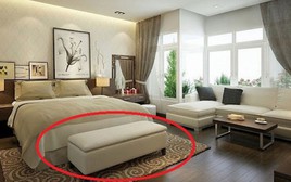 Lý do vì sao cuối giường ở khách sạn thường có thêm 1 chiếc ghế thế này: Không giống như nhiều người nghĩ