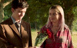 Xem phim Sex Education, tôi "sốc tận óc" khi phát hiện bí mật trong hộc bàn của con gái