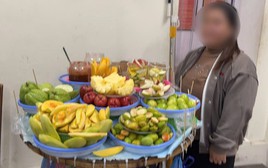 Người phụ bán trái cây lấn chiếm vỉa hè phố cổ Hà Nội bị xử phạt 2,5 triệu đồng