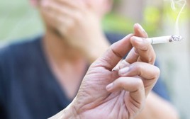 Đề xuất “phạt nguội” người hút thuốc lá tại nơi cấm