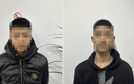 Bắt giữ nhóm thanh thiếu niên dùng bình xịt hơi cay cướp xe máy ở Hà Nội