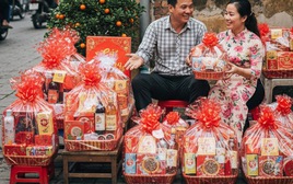 Người ta buôn hàng Tết hối hả kiếm tiền, vợ chồng tôi chưa bán được món nào đã mất cả tiền lãi