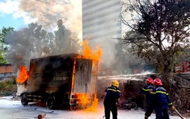 Xe tải chở xăng dầu bốc cháy dữ dội