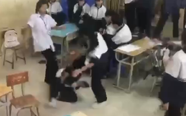 Phẫn nộ clip nữ sinh lớp 7 bị đánh "hội đồng" ngay trên lớp học