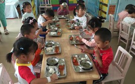 Cô giáo đăng bức ảnh bữa ăn trưa lên nhóm chat, phụ huynh sốc, làm lớn chuyện!