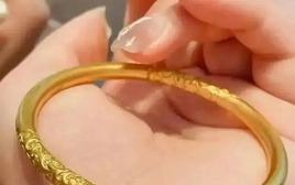 Rửa vòng vàng miễn phí ở chợ, người phụ nữ phát hiện vòng nhẹ đi gần 5g, cảnh sát khẳng định: Chị vừa mất 18 triệu đồng trong 20 giây