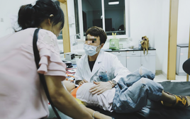 Bé lớp 2 suy thận cấp sau khi bị mẹ… đánh vào chỗ này vì lười làm bài tập về nhà