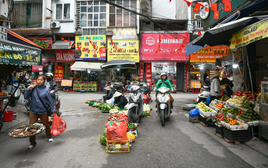 Bỏ chục tỷ đồng mua nhà, sống khổ giữa nhan nhản chợ cóc, quán ăn