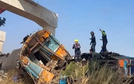 Cần cẩu đổ xuống đoàn tàu ở Thái Lan, gần 100 người thương vong