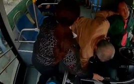 Một tài xế xe buýt ở TPHCM đột quỵ khi đang lái xe