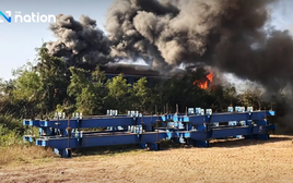 Cận cảnh tàu hoả vỡ nát sau khi va chạm với cần cẩu xây dựng, 22 người chết