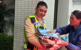 Sản phụ sinh bé trai ngay trên xe tuần tra CSGT