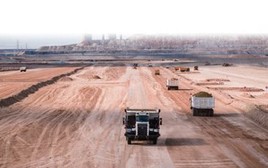 Phát hiện hơn 200 xe tải Trung Quốc không người lái bí mật khai thác kho báu lộ thiên lớn bậc nhất toàn cầu, diện tích bằng hơn 10.000 sân bóng đá