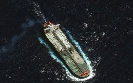 Bị Mỹ truy đuổi sát sao, hàng loạt siêu tàu chở dầu treo cờ Nga bất ngờ xuất hiện ngoài khơi