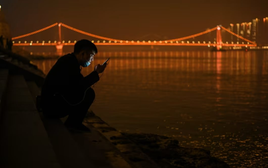 Buồn của quốc gia giàu mạnh nhất nhì thế giới: Từ trẻ đến già bị cô đơn bủa vây dù có 1,4 tỷ người, vùng vẫy trong tá gánh nặng từ tài chính đến hôn nhân