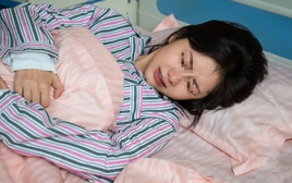 Nữ sinh viên 20 tuổi buộc phải cắt bỏ tử cung để "cứu mạng", bác sĩ nhắc: 5 dấu hiệu ung thư đang lớn