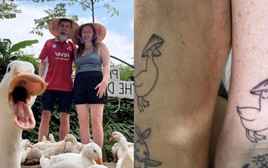 Quá mê chăn vịt ở Việt Nam, cặp đôi Tây xăm hình vịt đội nón lá làm kỷ niệm