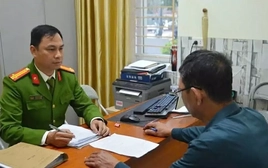 Tạm giữ người mặc áo mưa, che ô kín mặt đập phá ô tô nhà hàng xóm