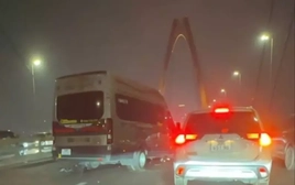 Ùn tắc hàng giờ qua cầu Nhật Tân hướng vào trung tâm Hà Nội