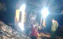 Xe khách lao xuống cống, lật nghiêng khiến 4 người tử vong