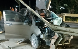 VIDEO: Ô tô tông vào lan can đường vỡ nát, tài xế lành lặn cầm điện thoại ra khỏi xe