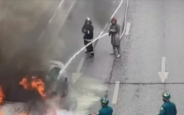 Hà Nội: Xe ô tô gắn logo Audi bốc cháy ngùn ngụt ở hầm chui Thanh Xuân