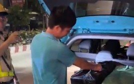 CSGT Tây Ninh chặn ô tô công nghệ và phát hiện bí mật trong cốp xe