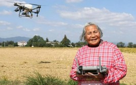 'Bà cụ siêu ngầu' U90 nổi tiếng nhờ lái drone bón phân và bán nông sản online