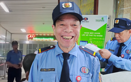 Gặp bác bảo vệ nổi đình đám sau clip hướng dẫn khám bệnh: 8 năm âm thầm của "người quản gia" đặc biệt nơi Bệnh viện K