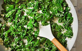 Loại rau nhiều sắt hơn cả thịt bò, được bán đầy chợ Việt: Không phải ai cũng biết để ăn