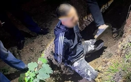 Bắt khẩn cấp đối tượng cầm rựa rượt chém người trước quán cà phê ở Huế