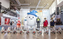 Hãng xe xây nhà máy ở Hưng Yên khoe robot hình người có thể nói được 10 thứ tiếng, di chuyển như người thật