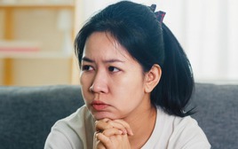 Bà mẹ Hà Nội đau khổ kể: "Em đã khóc trước mặt con em, khóc như một đứa trẻ", nhiều phụ huynh bất ngờ chúc mừng: mẹ cứ làm thế này là ổn hết!