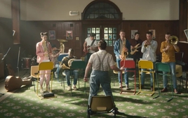 Xem phim Sex Education, tôi nhớ lần bố ném đôi dép vào tường: Từ đó tôi học cách im lặng thay vì nói ra