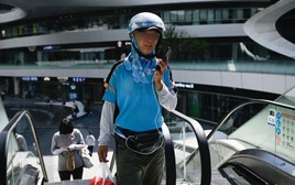 Phát hiện tiếng động lạ trong kho hàng 1 công ty, thanh niên mặc đồ shipper hành động nhanh chưa từng thấy