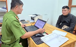 Công an làm việc với "Tý hai lầu" trong vụ dùng đũa đâm tài xế taxi khi đang lái xe