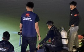 Quần thảo dưới sông Hương tìm kiếm 2 lượng vàng người dân đánh rơi