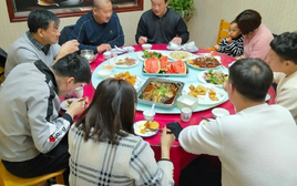 8 người chung sống trong 1 căn nhà, cứ tưởng sum vầy yên vui, ngờ đâu lại ẩn dấu "kiếp nạn" với cha mẹ già