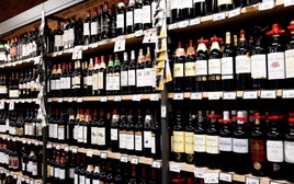 Ông Trump doạ áp thuế 200% lên rượu vang Pháp