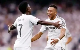 Mbappe bảo vệ Vinicius khi bị cổ động viên Real Madrid la ó