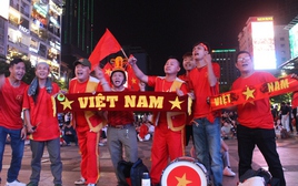 TPHCM: Phố đi bộ Nguyễn Huệ "rực lửa", tiếp sức cho U23 Việt Nam