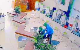 Clip: 60 giây thót tim đối diện 2 tên cướp táo tợn lấy đi 1,8 tỷ đồng ở ngân hàng