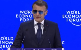 Tổng thống Pháp đeo kính mát, đáp trả Mỹ tại Davos