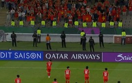 Ấm lòng khoảnh khắc CĐV nán lại khán đài, vỗ tay động viên U23 Việt Nam vừa thua trận cay đắng