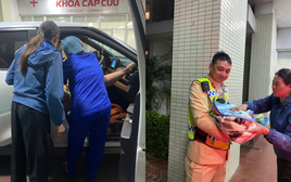 Chồng đỡ đẻ thành công cho vợ trên ô tô với sự hỗ trợ của cán bộ CSGT